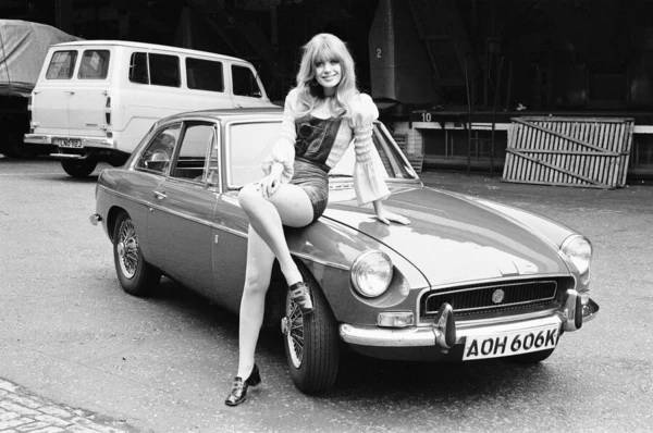 03-emma-vincent-mgb-gt.jpg