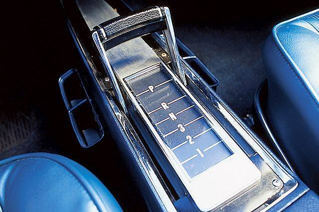 0508sc_04z+1970_chevrolet_chevelle_convertible+shifter.jpg