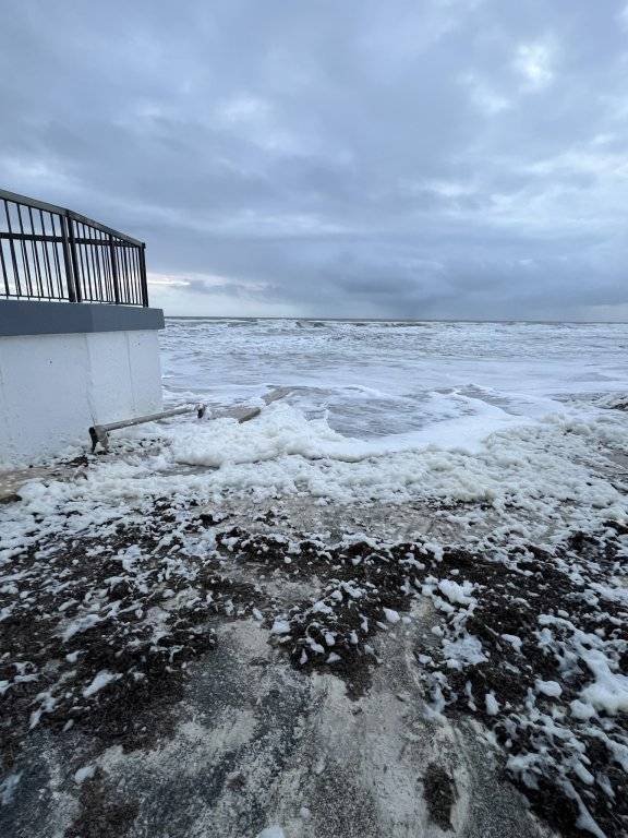 10-06-25.No sand to walk on this morning.003.jpg