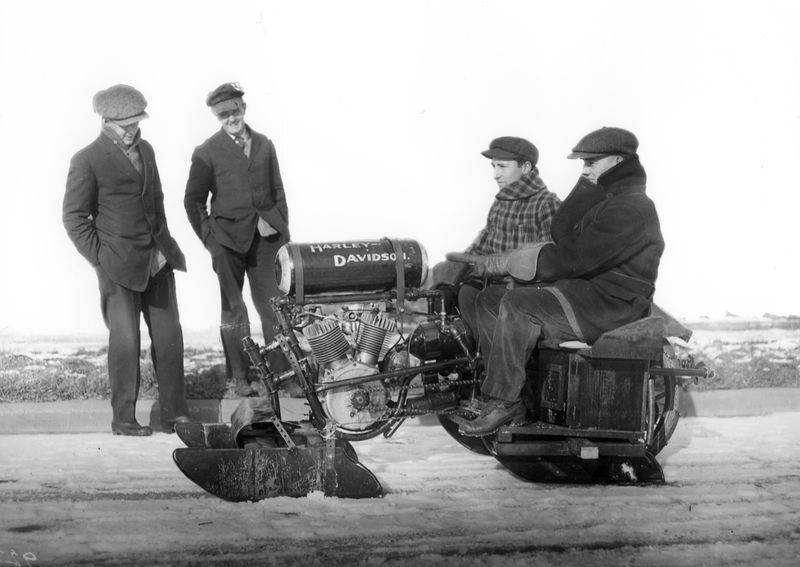 108-1913-%E2%80%9Cmotor-bob%E2%80%9D-snowmobile-based-on-an-h-d-engine-jpg.jpg