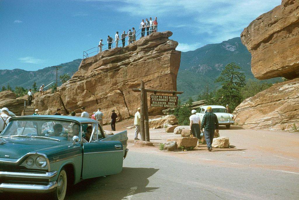 1280px-Garden_of_the_Gods_Park_,_Colorado_,_1950's_,_Kodachrome_by_Chalmers_Butterfield.jpg
