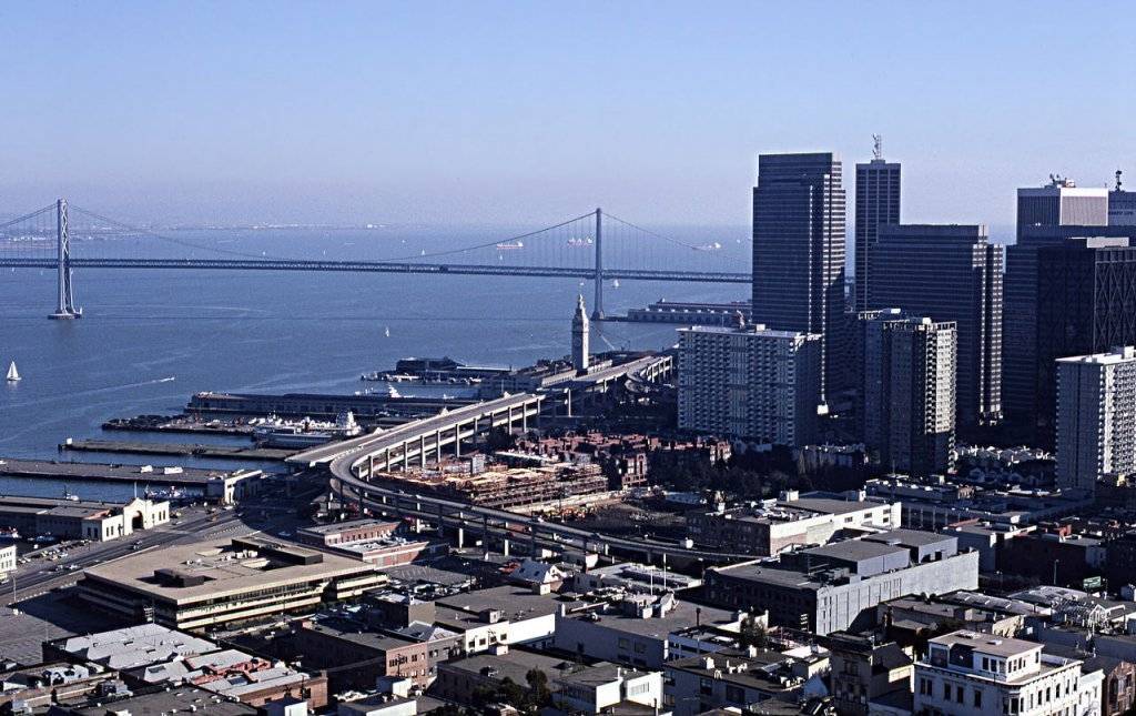 1280px-San_Francisco_Skyline_with_Embarcadero_Feb_1982.jpg