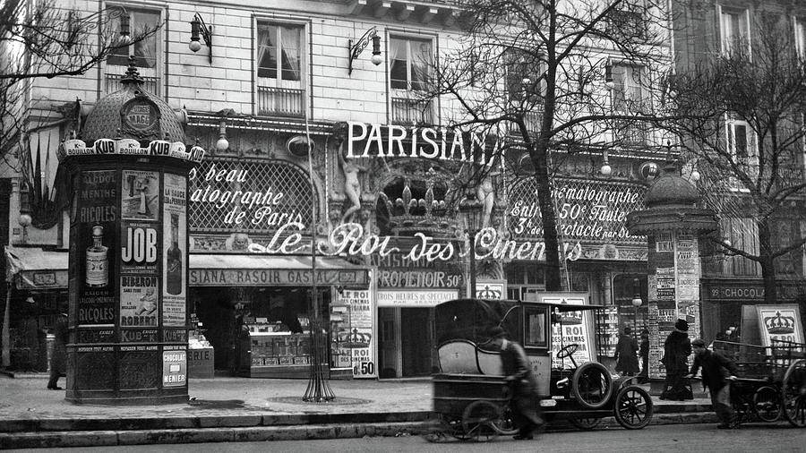 1900s-1910-street-scene-showing-a-kiosk-vintage-images.jpg