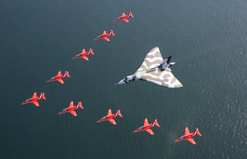 1920px-Red_Arrows_Farewell_to_Vulcan_MOD_45159089.jpg