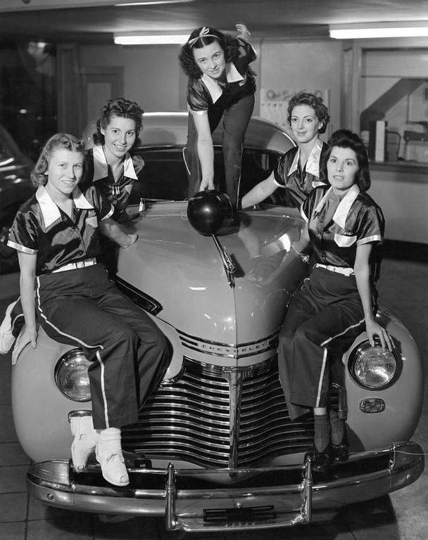 1940s-vintage-bowling-image-and-vintage-car.jpg