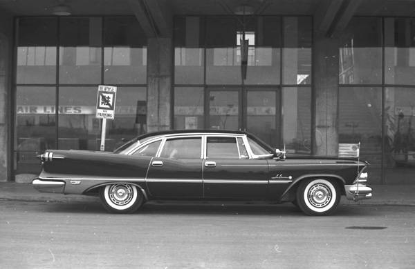 1959 Imperial LeBaron 4dr Sedan Japan 2.jpg