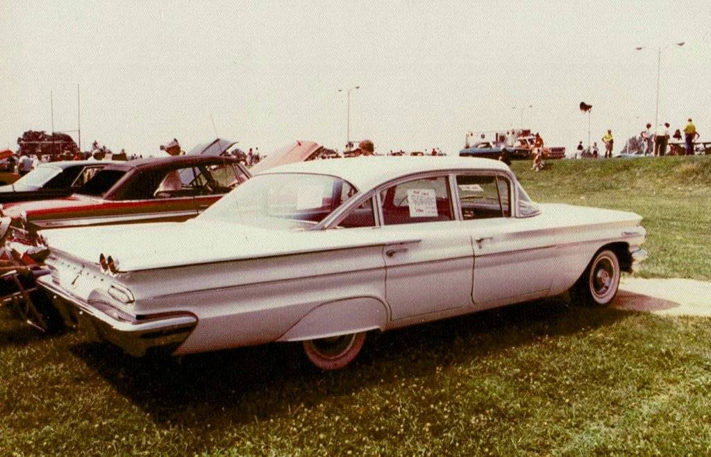 1960 Pontiac SED.JPG