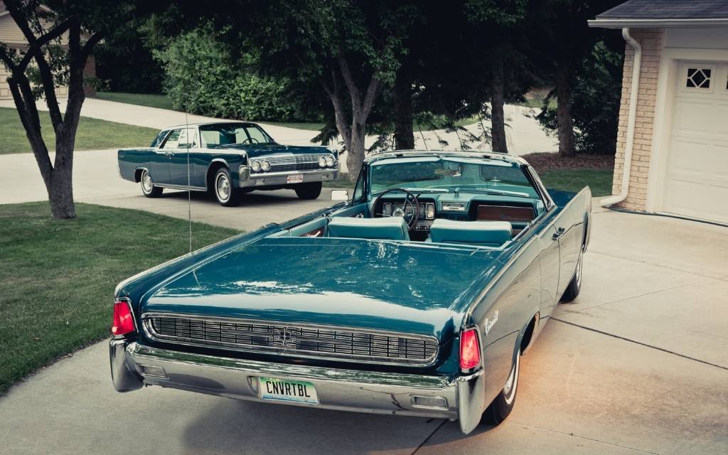1961-1963-Lincoln-Continental-rear-right-view.jpg