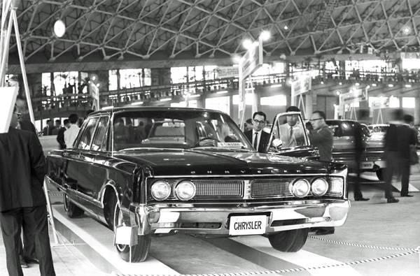 1967 Chrysler Newport Custom 4dr Sedan Japan.jpg