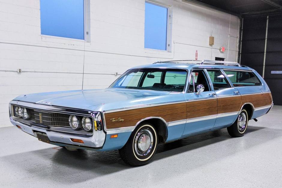 1969_chrysler_town__country_1624985390a42a7ce408108.jpg