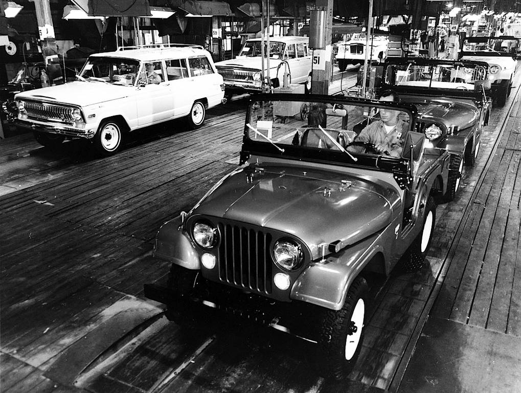 196X-Jeep-Wagoneer-assembly-line.jpg