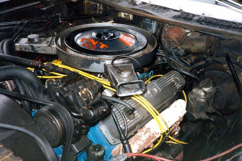 1970 Chrysler Imperial LeBaron motor.jpg