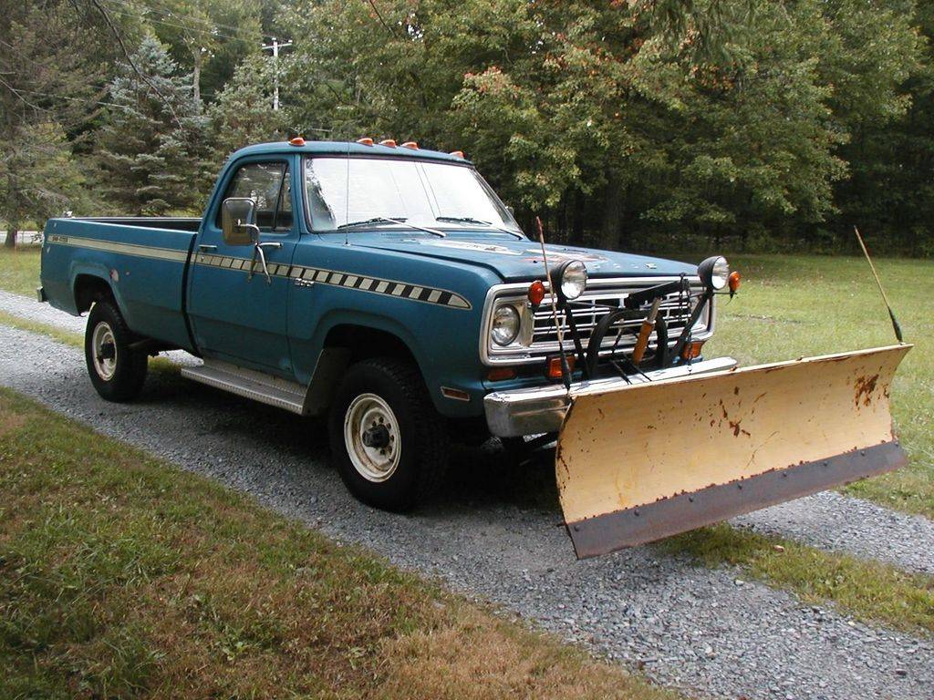 1974-dodge-power-wagon-w200-sno-fiter-rare-4x4-worig-meyers-plow-1-jpg.jpg