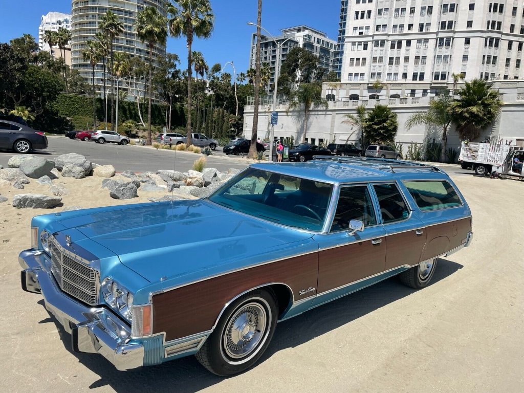 1975 Chrysler Town & Country.jpg