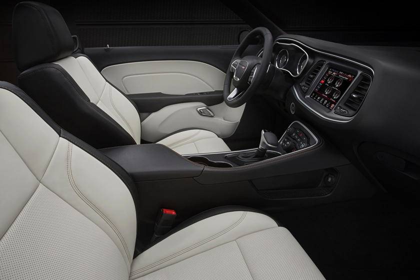 2021-dodge-challenger-r-t-front-seats-carbuzz-340922.jpg