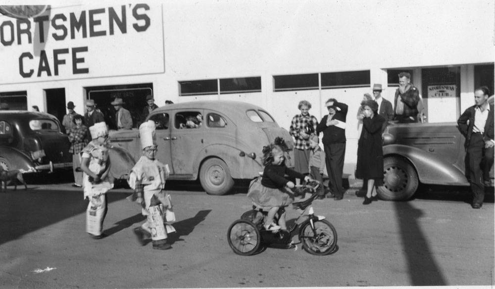 44498-Cranberry_Festival_1948_parade_Western_World_suits-Vedder_coll_Bandon-Historical-Society.jpg