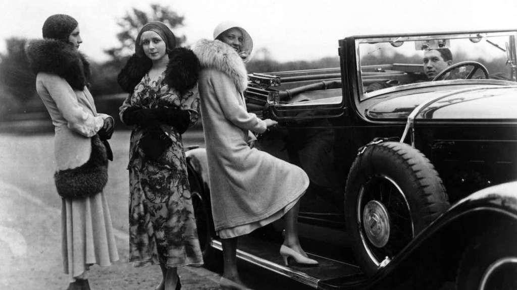 520324-getty-women_by_car.jpg