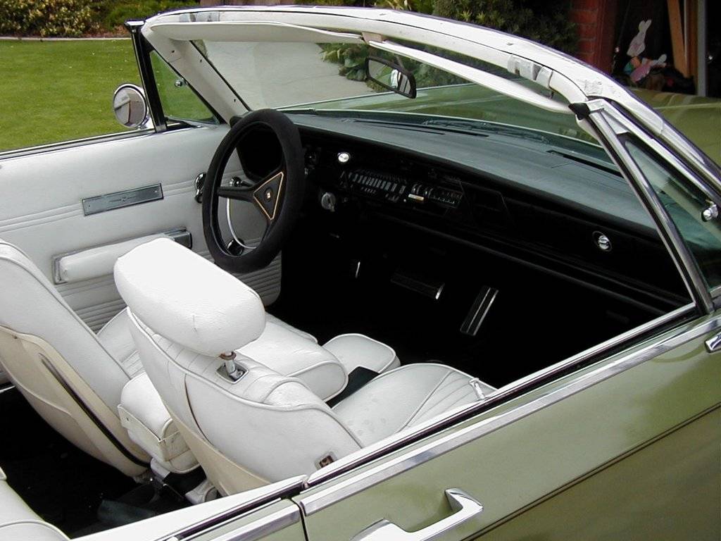 70interior3.JPG