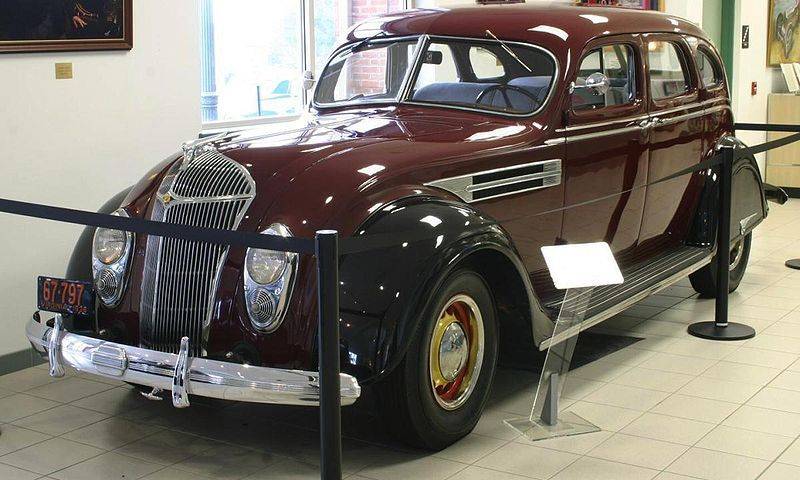 800px-1936-chrysler-archives.jpg