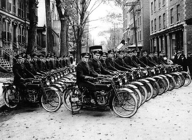 800px-Escouade_policiers_motards_Montreal_1918.jpg