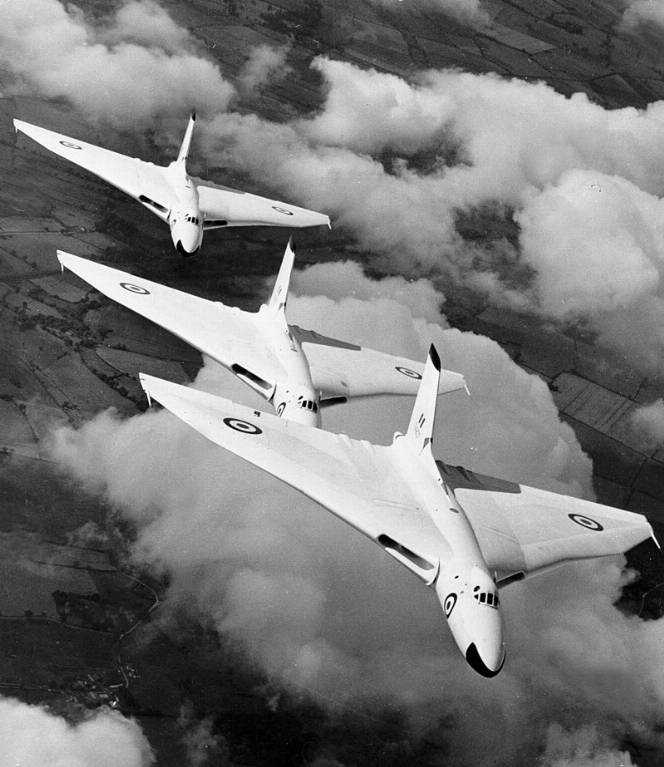 800px-Vulcan_Bomber_MOD_45133331.jpg