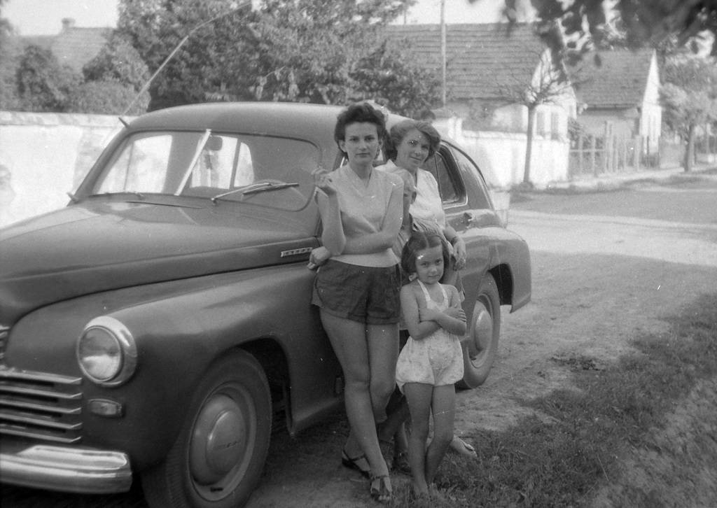 automobile_gaz-brand_m20_pobieda_soviet_brand_woman_girl_fortepan_13645(1).jpg