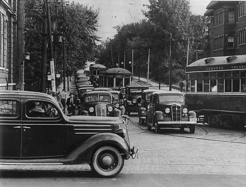 Avenue-Street-old-cars-Toronto-archives.png