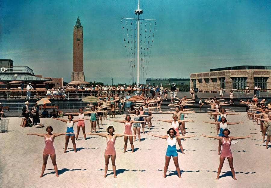 beach+visitors+in+Long+Island,+New+York,+1939.+Photograph+by+Willard+Culver,+National+Geographic.jpg