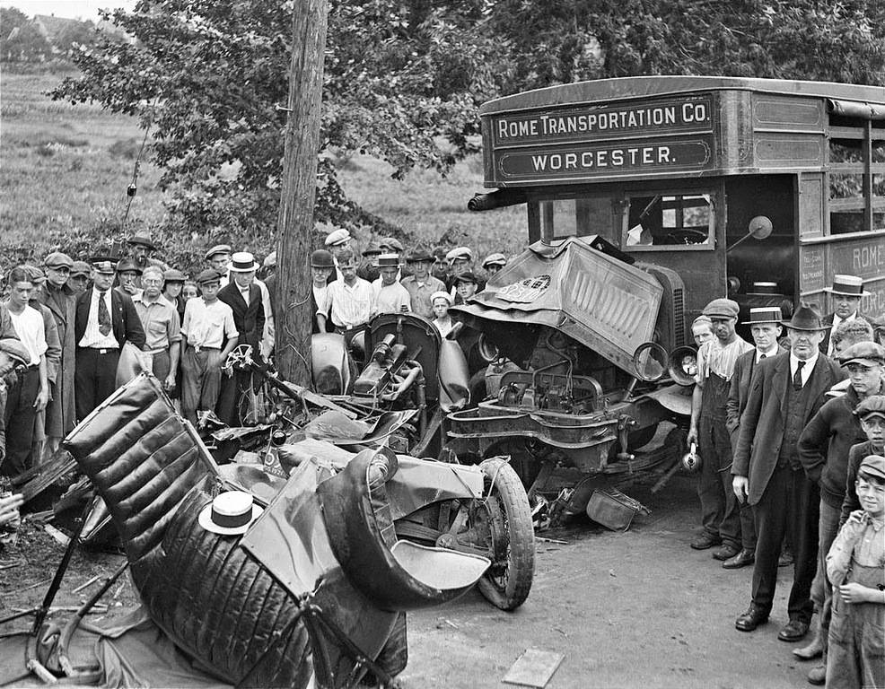 Big+auto+wreck+at+Waltham,+1921.jpg