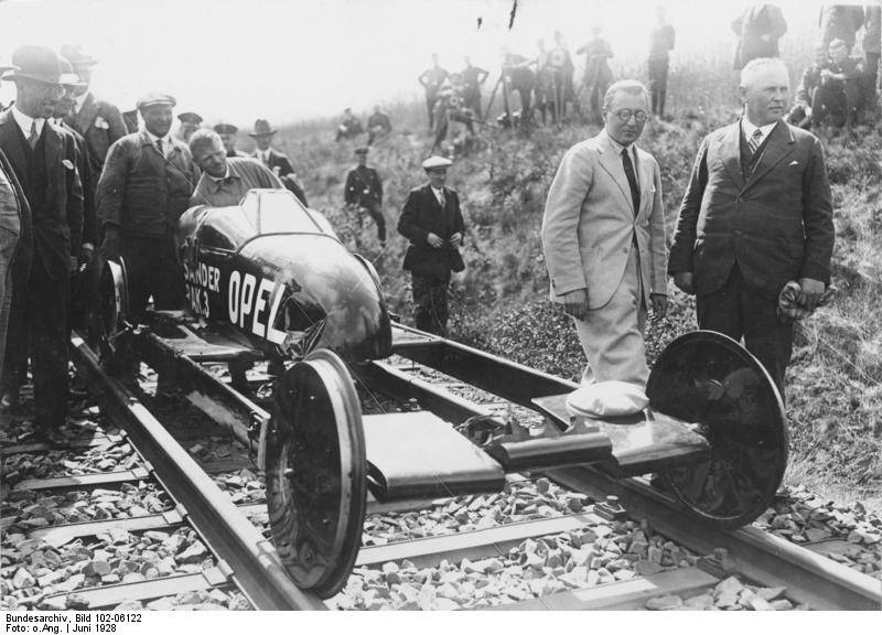 Bundesarchiv_Bild_102-06122%2C_Burgwedel%2C_Raketenwagen_auf_Eisenbahnschienen.jpg