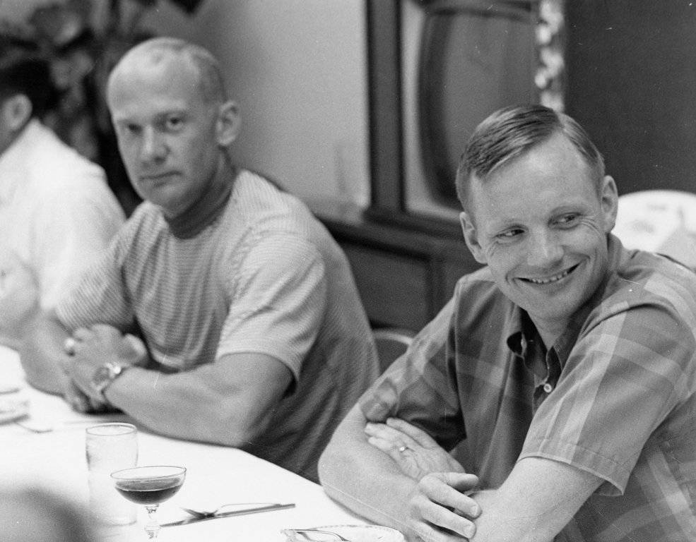 Buzz_Aldrin_%28left%29_and_Neil_Armstrong_at_supper_in_crew_quarters_on_the_night_before_launch.jpg