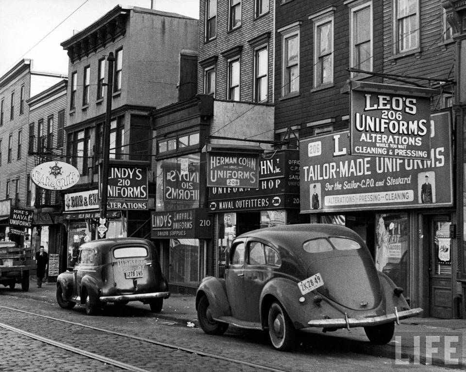 Cars+parked+in+front+of+four+Navy+uniform+stores+on+Sand+Street,+Brooklyn,+NY,+1946.jpg