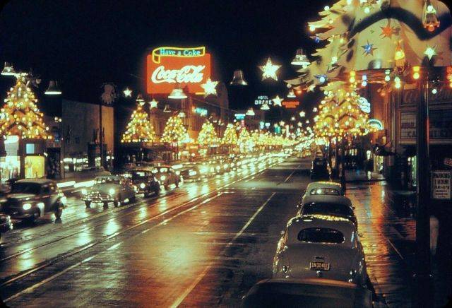 Christmas-comes-to-Hollywood-Blvd-circa-1950s.jpg