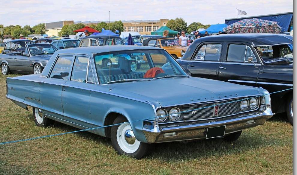 Chrysler Newport 1965 4-door Sedan front~2.jpg