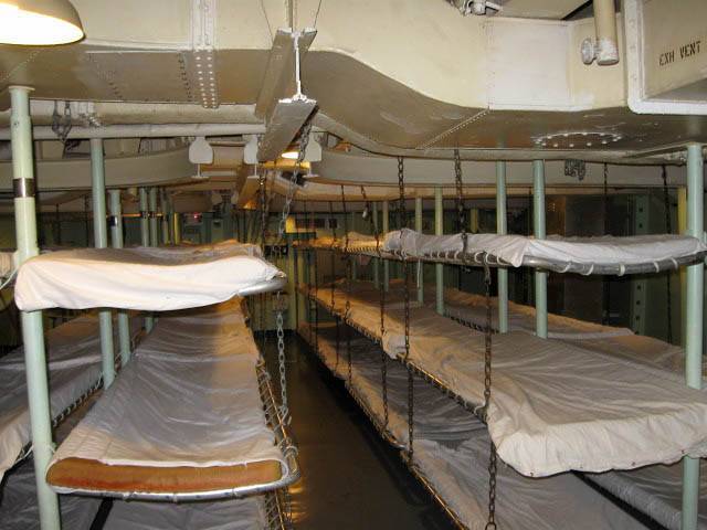 Crew_bunks_002.JPG