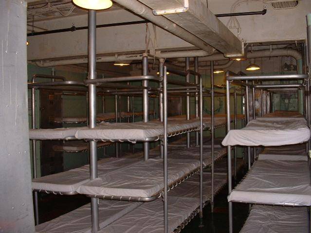 Crew_bunks_003.jpg