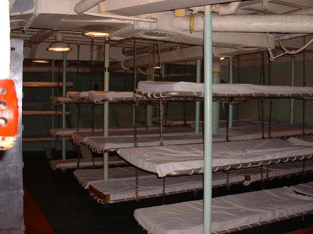 Crew_bunks_004.jpg