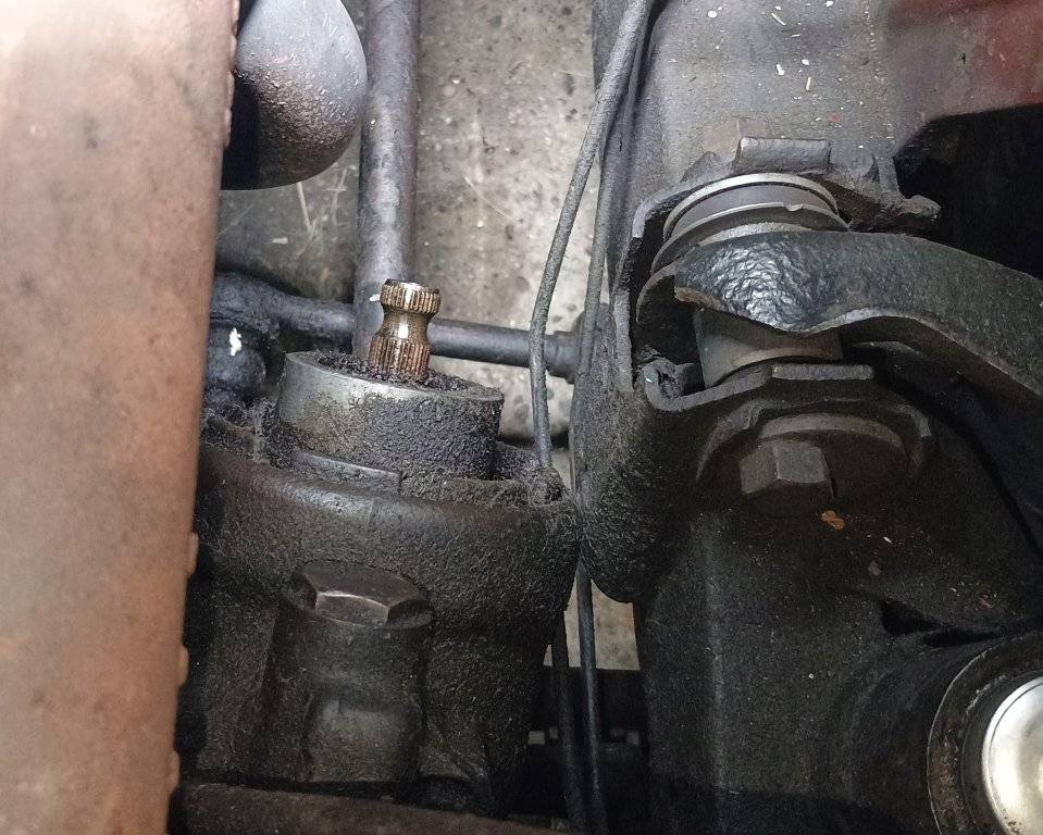 crooked steering box b.jpg