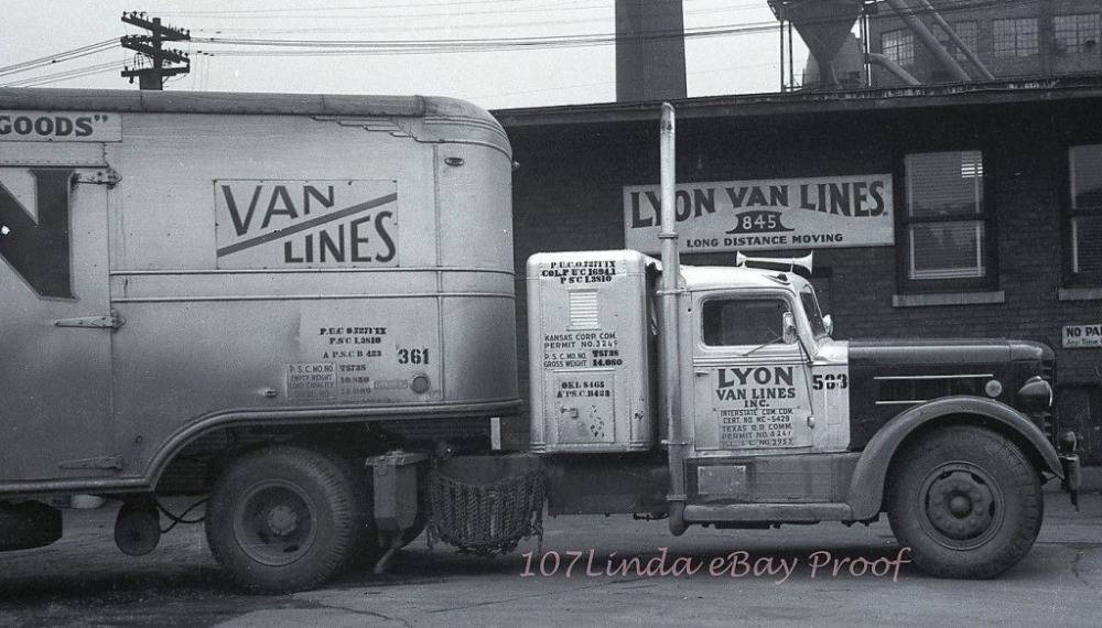 Federal truck of Lyon Van Lines.jpg