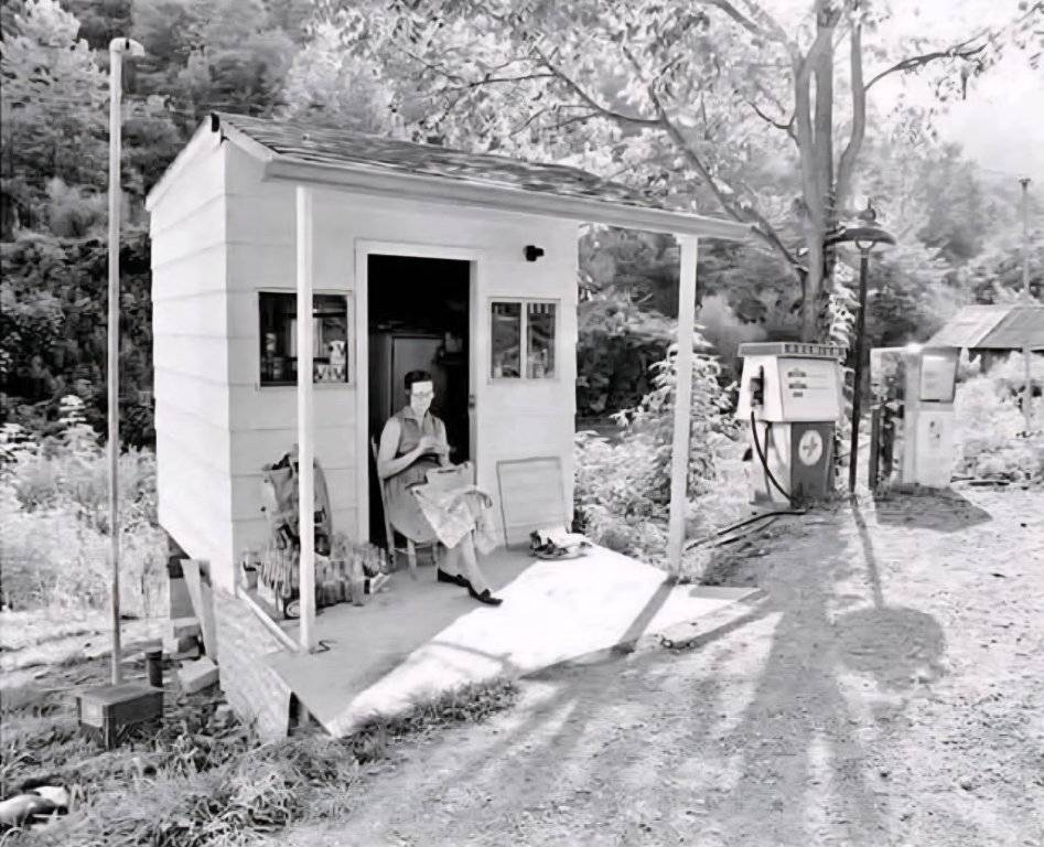 Filler up and give me one of those Valvoline oil cans in the window. Knott County, KY.jpg