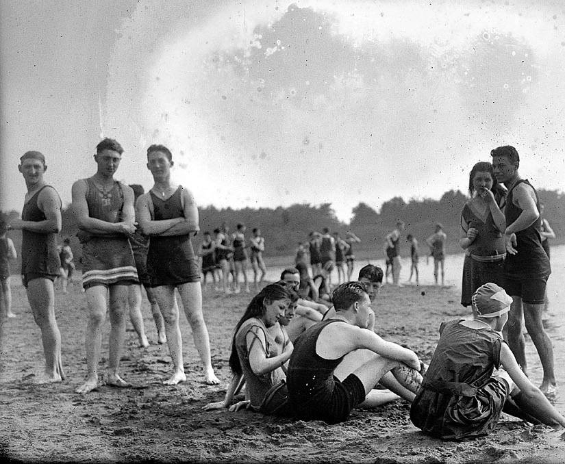 group-of-friends-at-beach-circa-1920s.jpg