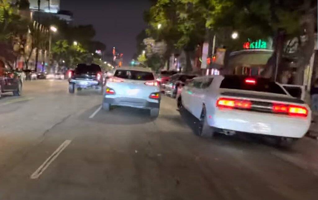 HOLLYWOOD.BLVD.CHALLENGER.LIMO.jpg