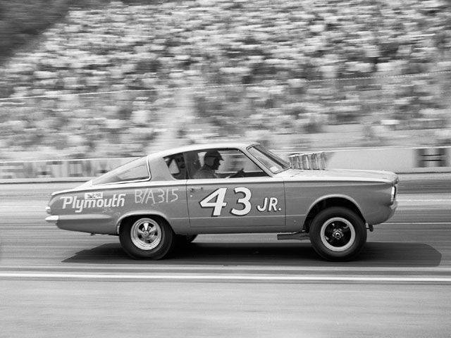 hrdp_0211_01_z+richard_petty_driving_experience+plymouth_barracuda.jpg