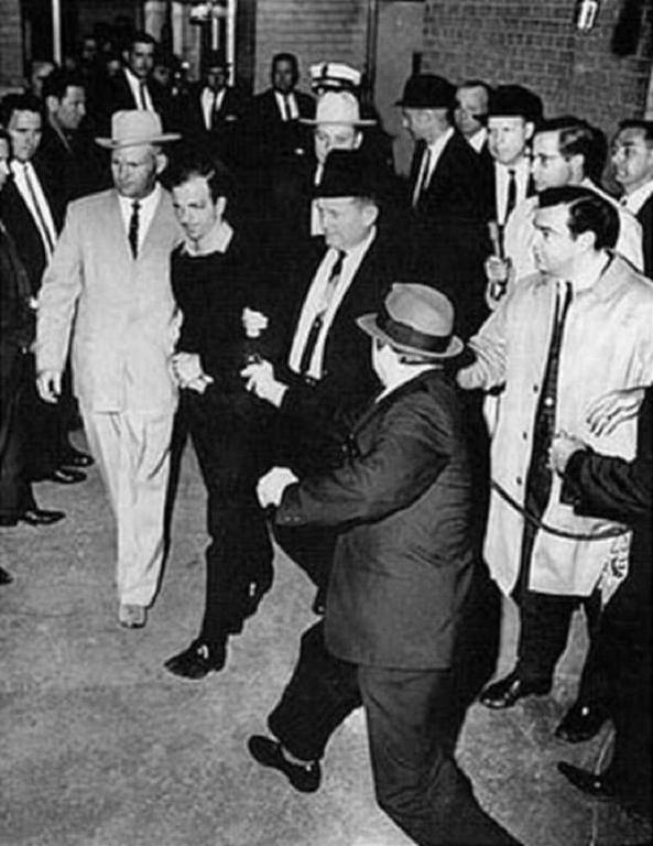 Lee_Harvey_Oswald_shot_by_Jack_Ruby.__TopPublicEnemies-blogspot-com.jpg