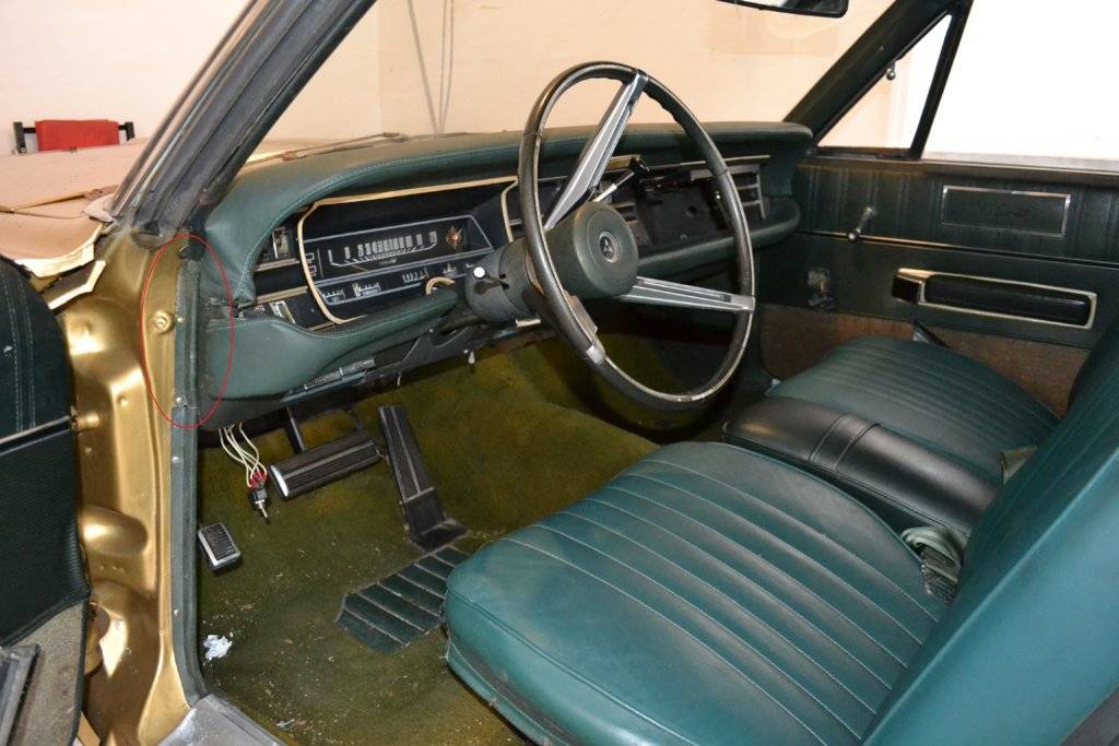 missing side dash trim.jpg