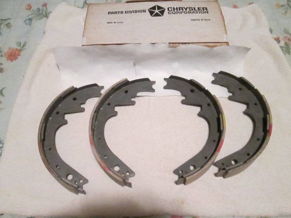 Mopar 3004978 C Body Brake Shoe Set - Picture 1.jpg