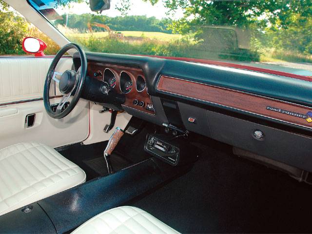 mopp_0603_04z-1972_plymouth_road_runner-interior.jpg