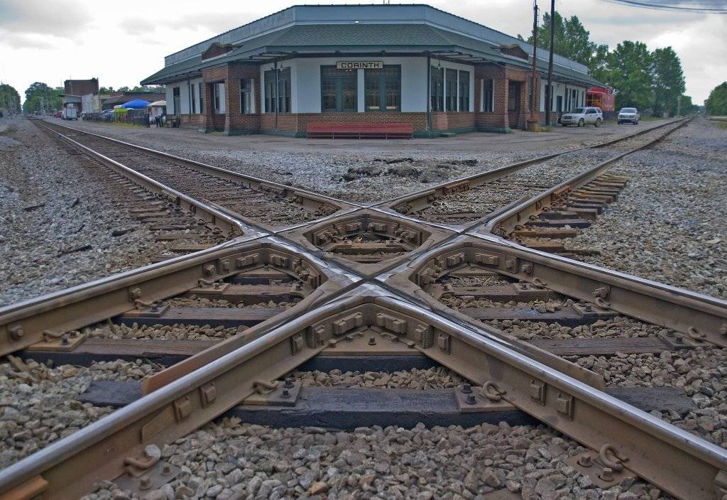 Railroad_crossover_in_Corinth,_Mississippi,_United_States.jpg