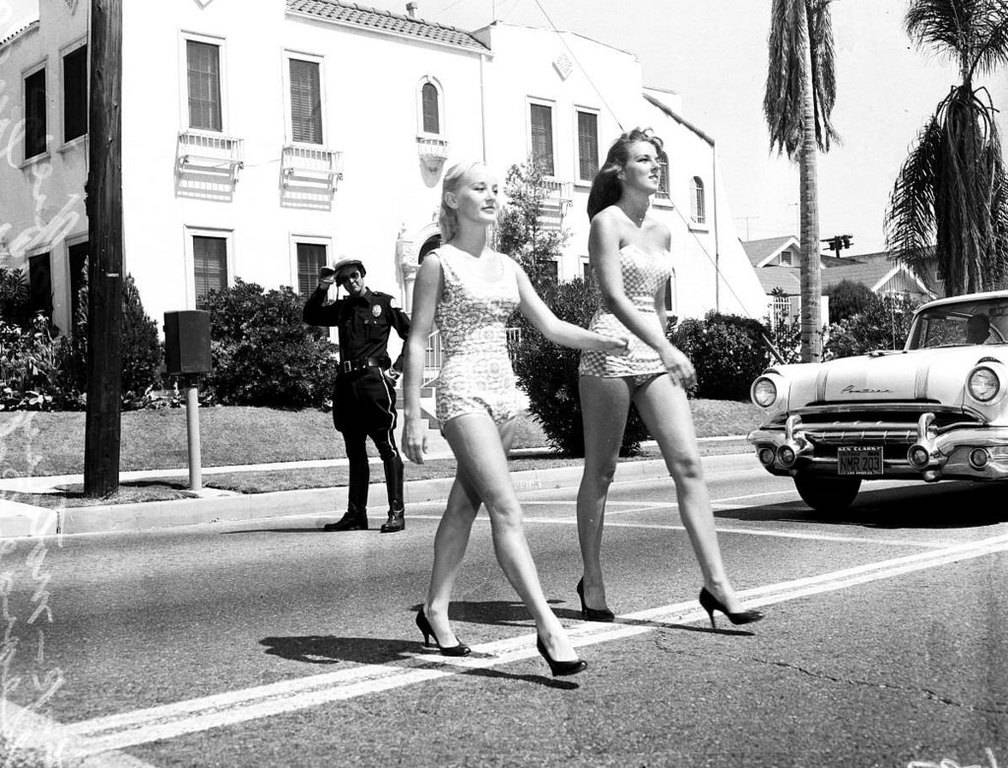 Street%2BGirls%2Bin%2BHot%2BDays%2Bduring%2Bthe%2B1950s%2B%25283%2529.jpg