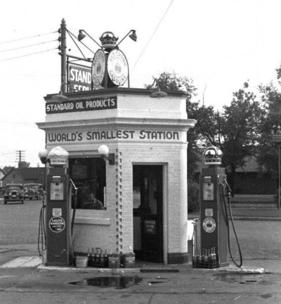 the-smallest-gas-station-1930 detroit.jpg